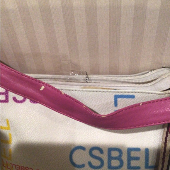 ⭐️⭐️HP⭐️⭐️🛍2 for $30🛍White purse multicolored print crossbody - Picture 4 of 4